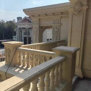 蚌埠 黄金麻别墅外墙干挂雕花配合阳台栏杆花瓶柱