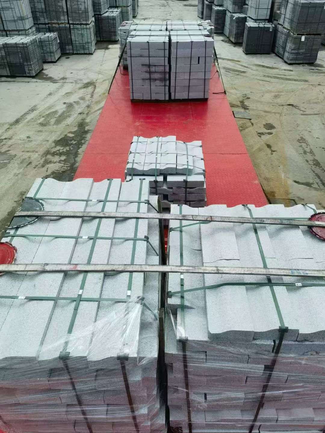 蚌埠 芝麻白仿形加直形路沿石出货日常