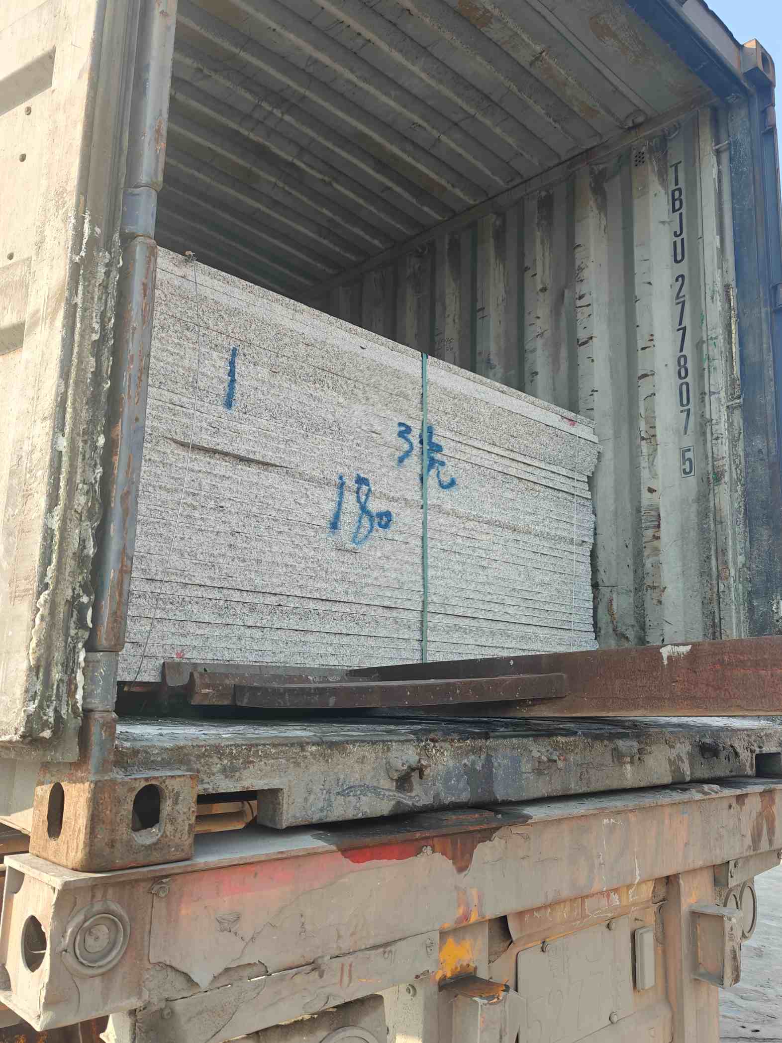 蚌埠 芝麻白花岗岩石材3.0公分光面毛板装柜出货