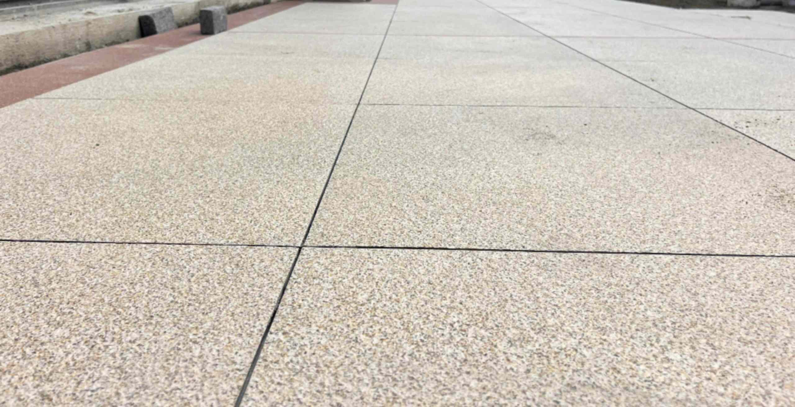 蚌埠 黄金麻花岗岩石板材荔枝面地面铺装效果