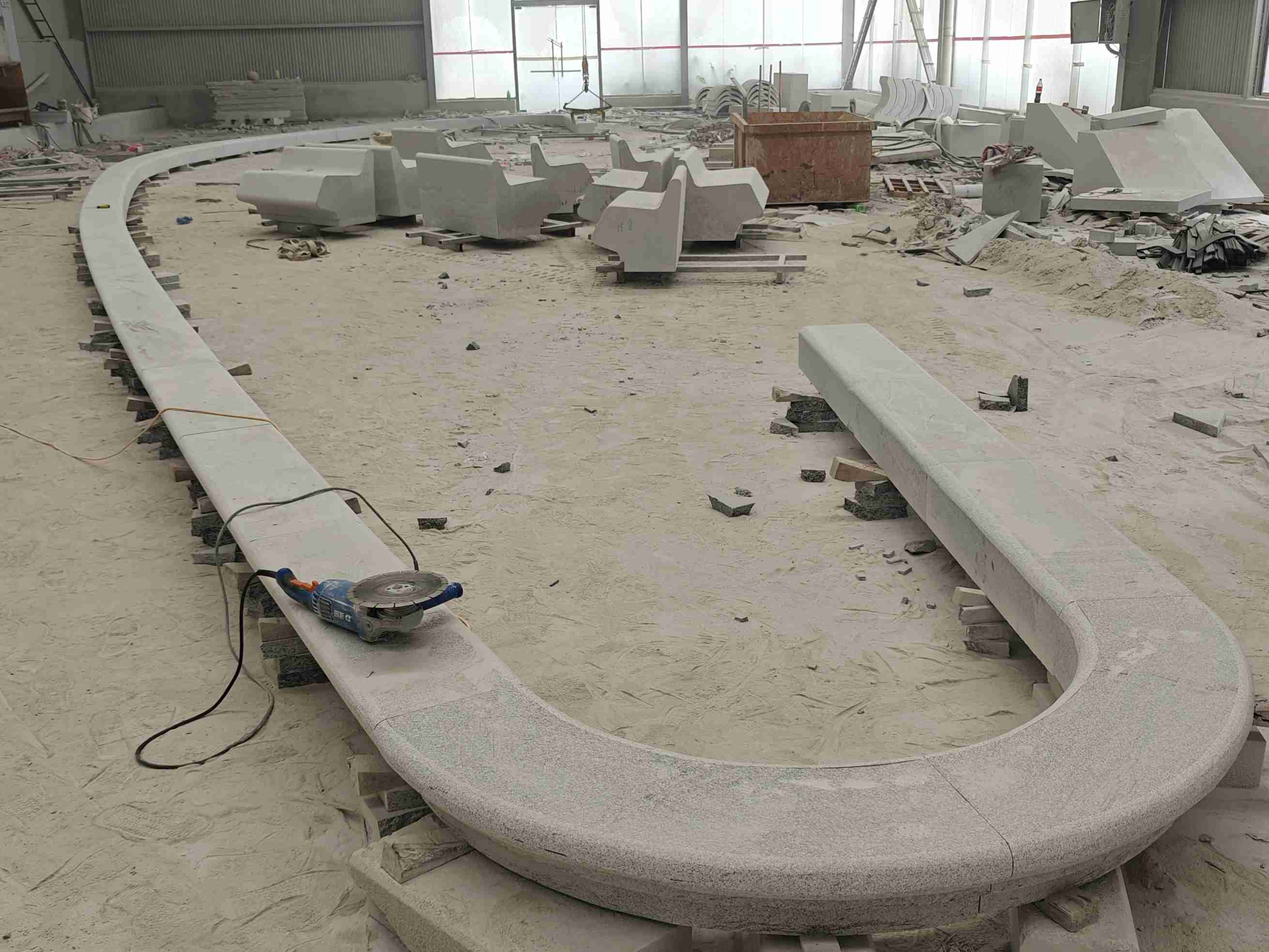 蚌埠 芝麻白花岗岩弧形花坛石，坐凳石