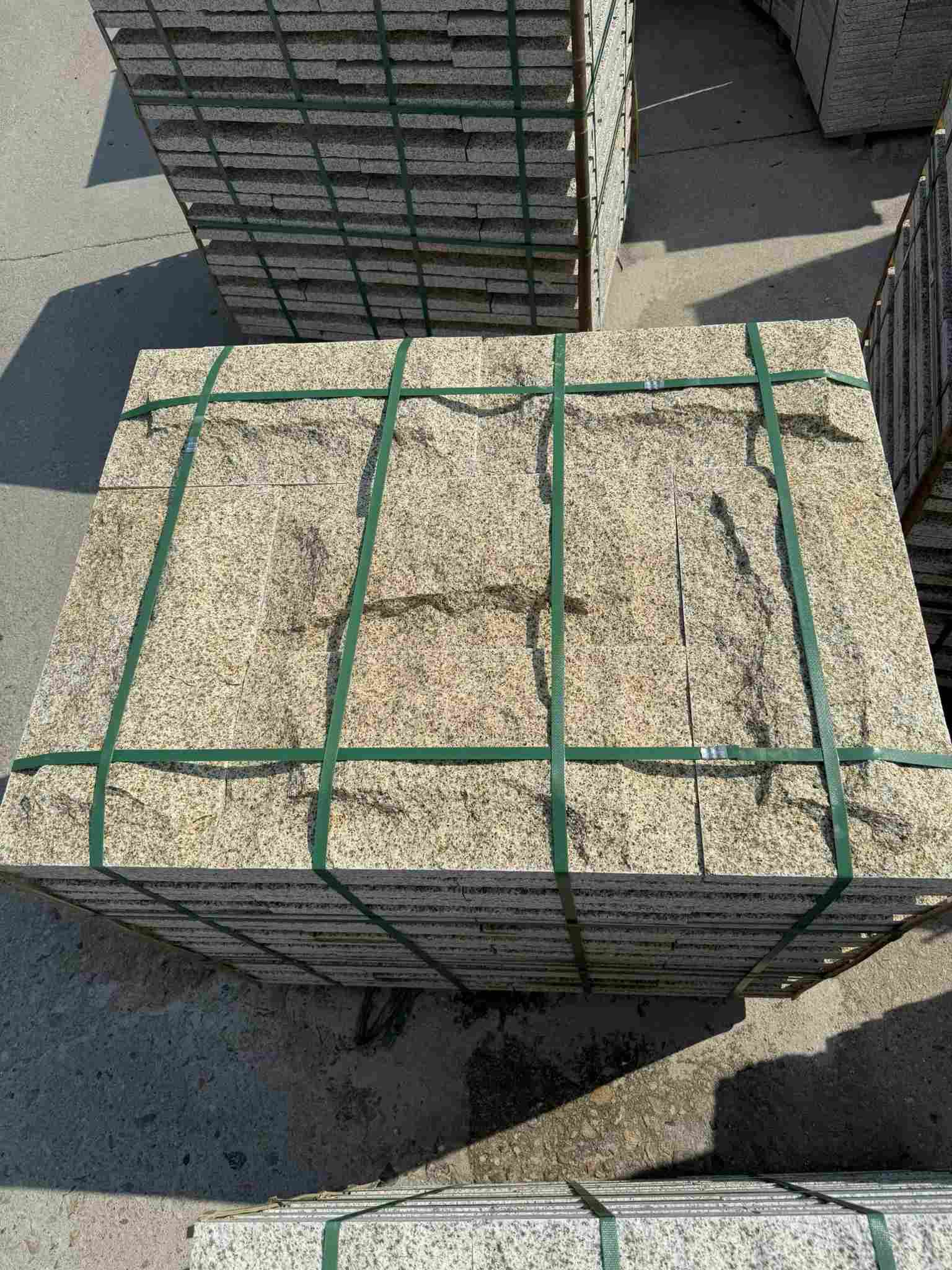 蚌埠 黄金麻花岗岩石材自然面蘑菇石成品