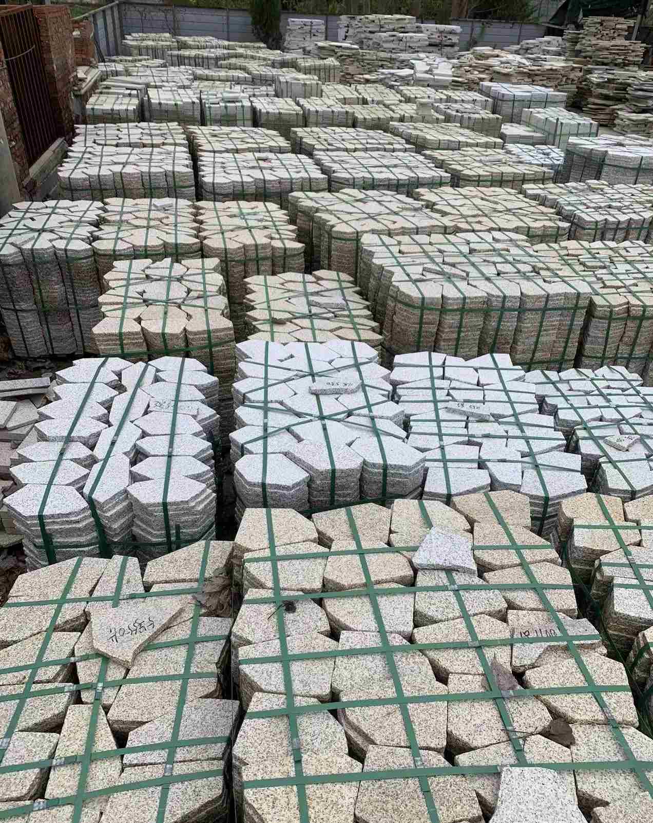 蚌埠 黄金麻白麻花岗岩荔枝面地铺石(冰裂纹)