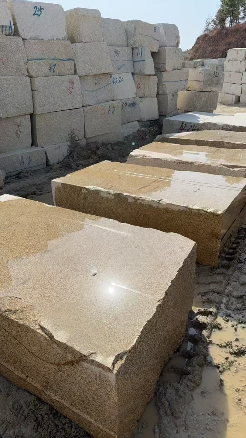 蚌埠 黄金麻方料堆场洗料分选中，原材料充足