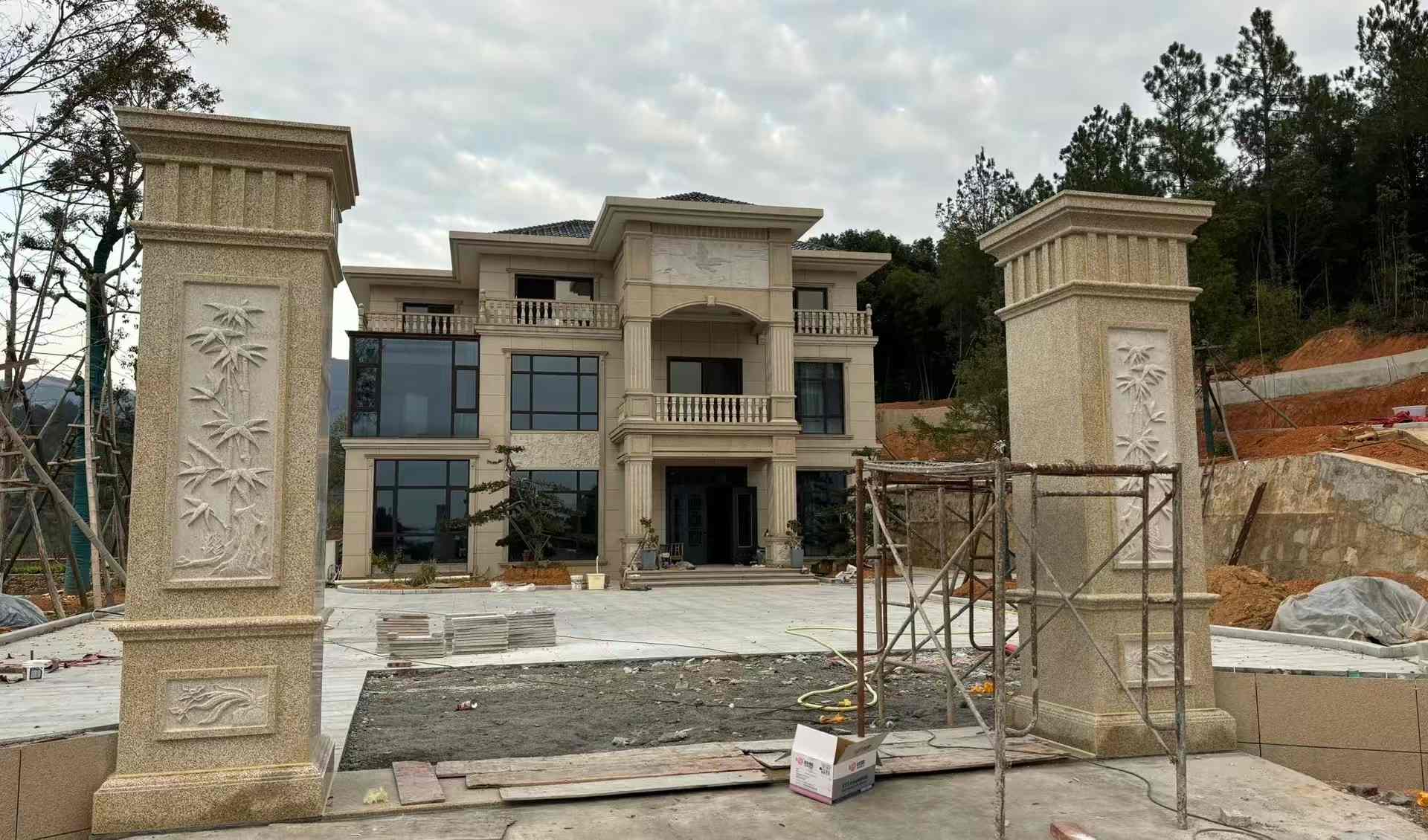 蚌埠 黄金麻花岗岩别墅雕花外墙干挂配上门口雕花罗马柱