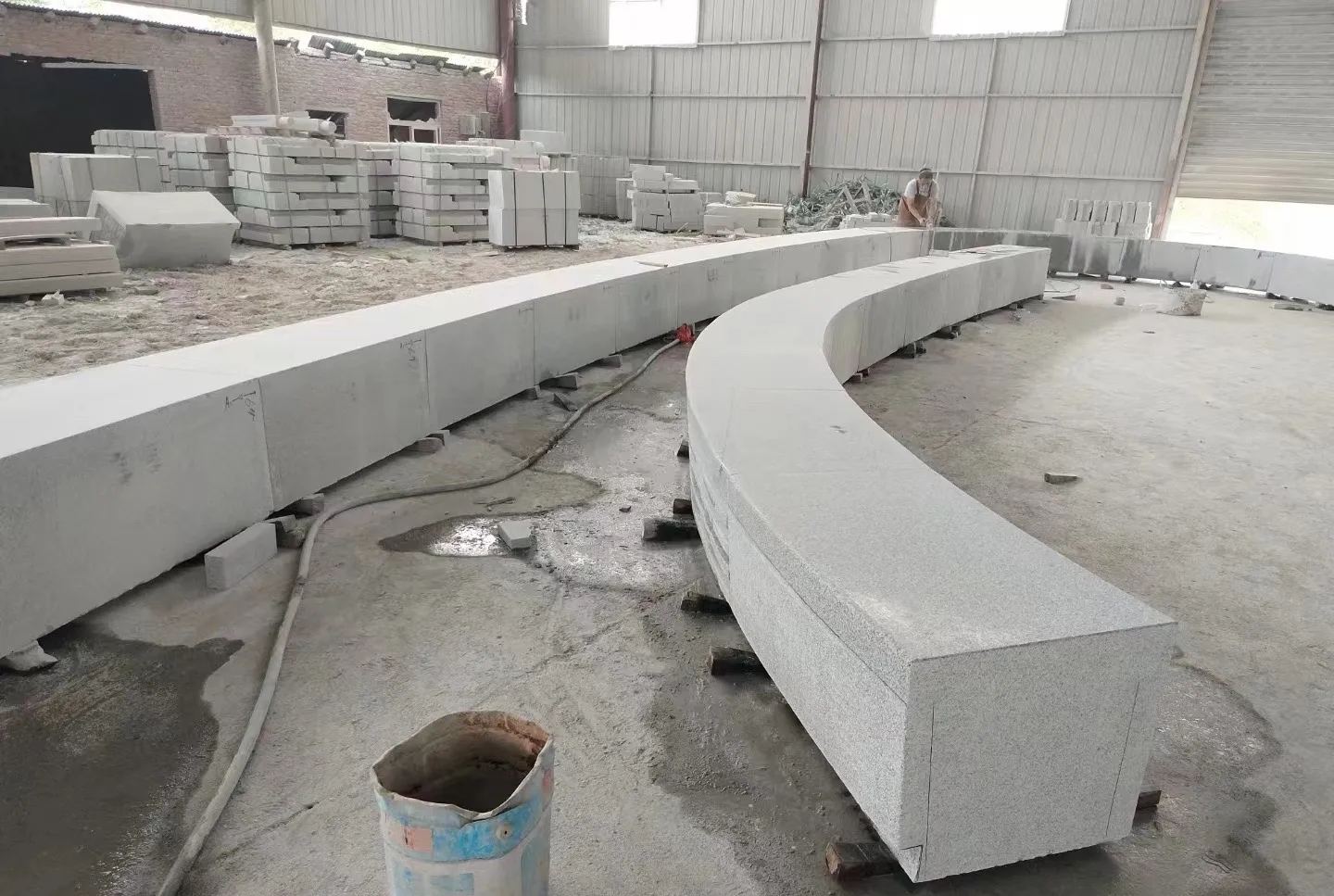 蚌埠芝麻白花岗岩石板材 园林光面弧形坐凳