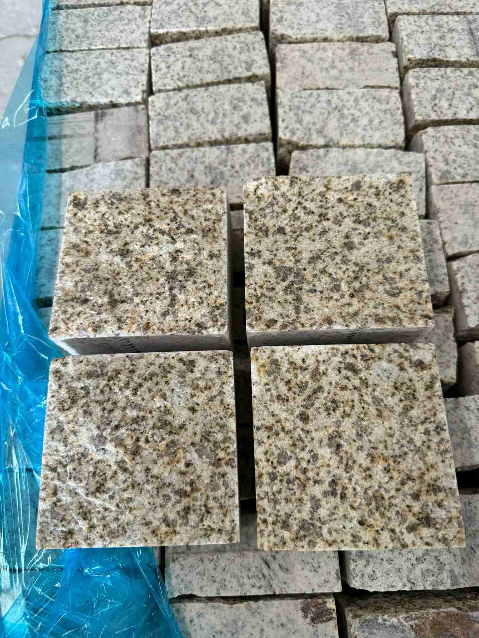 蚌埠 黄金麻花岗岩自然面小方块，弹石，马蹄石等