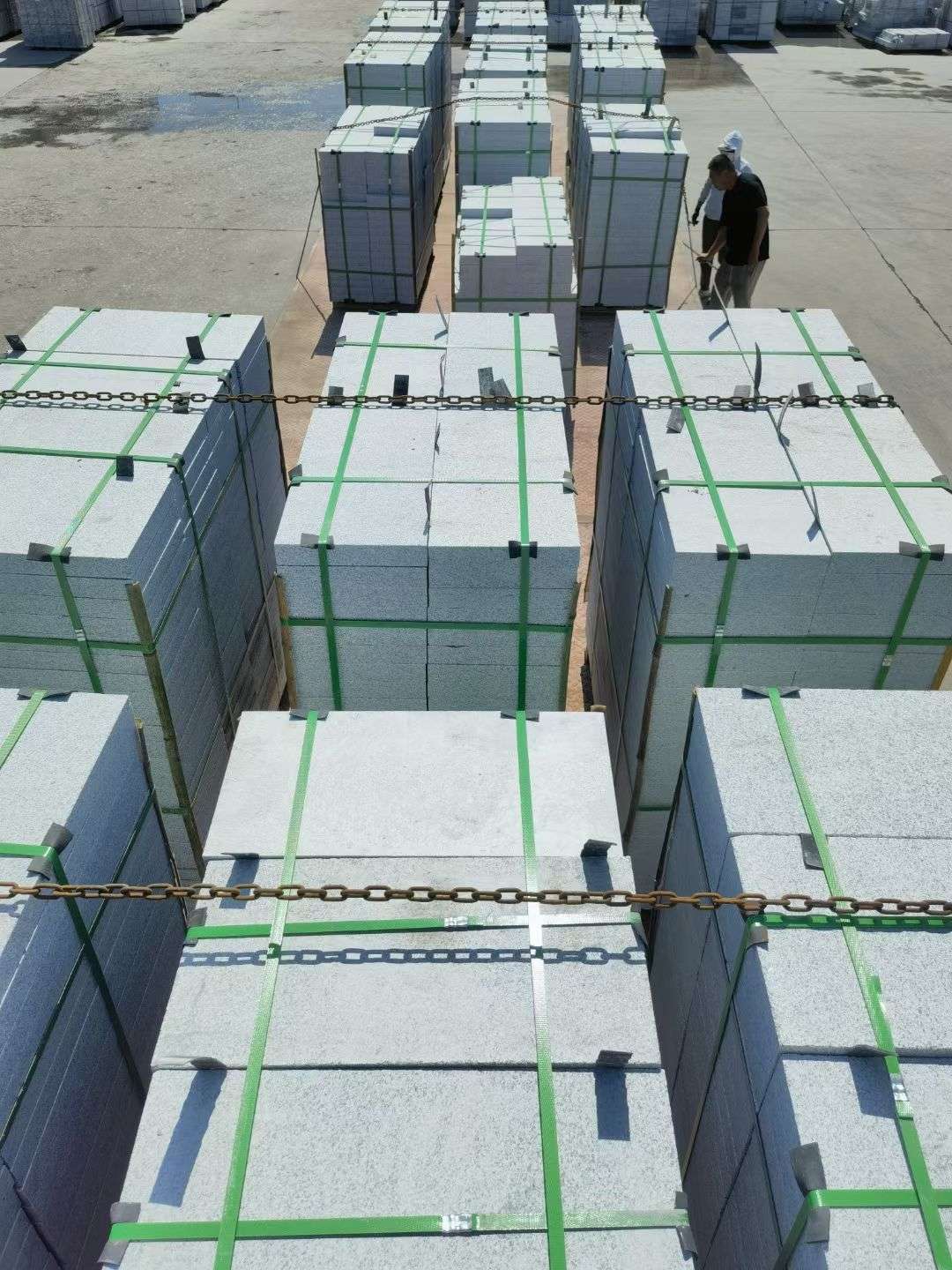 蚌埠 芝麻白花岗岩5公分地铺石 花岗岩厂家工厂装车日常