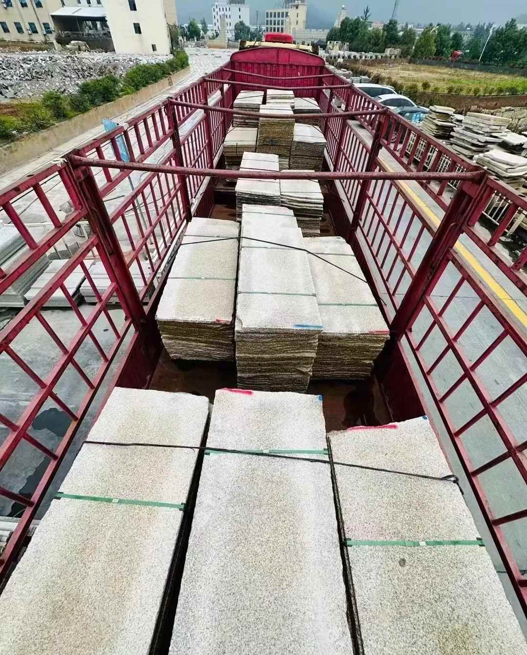 蚌埠 黄金麻花岗岩荔枝面，光面毛板装车完成