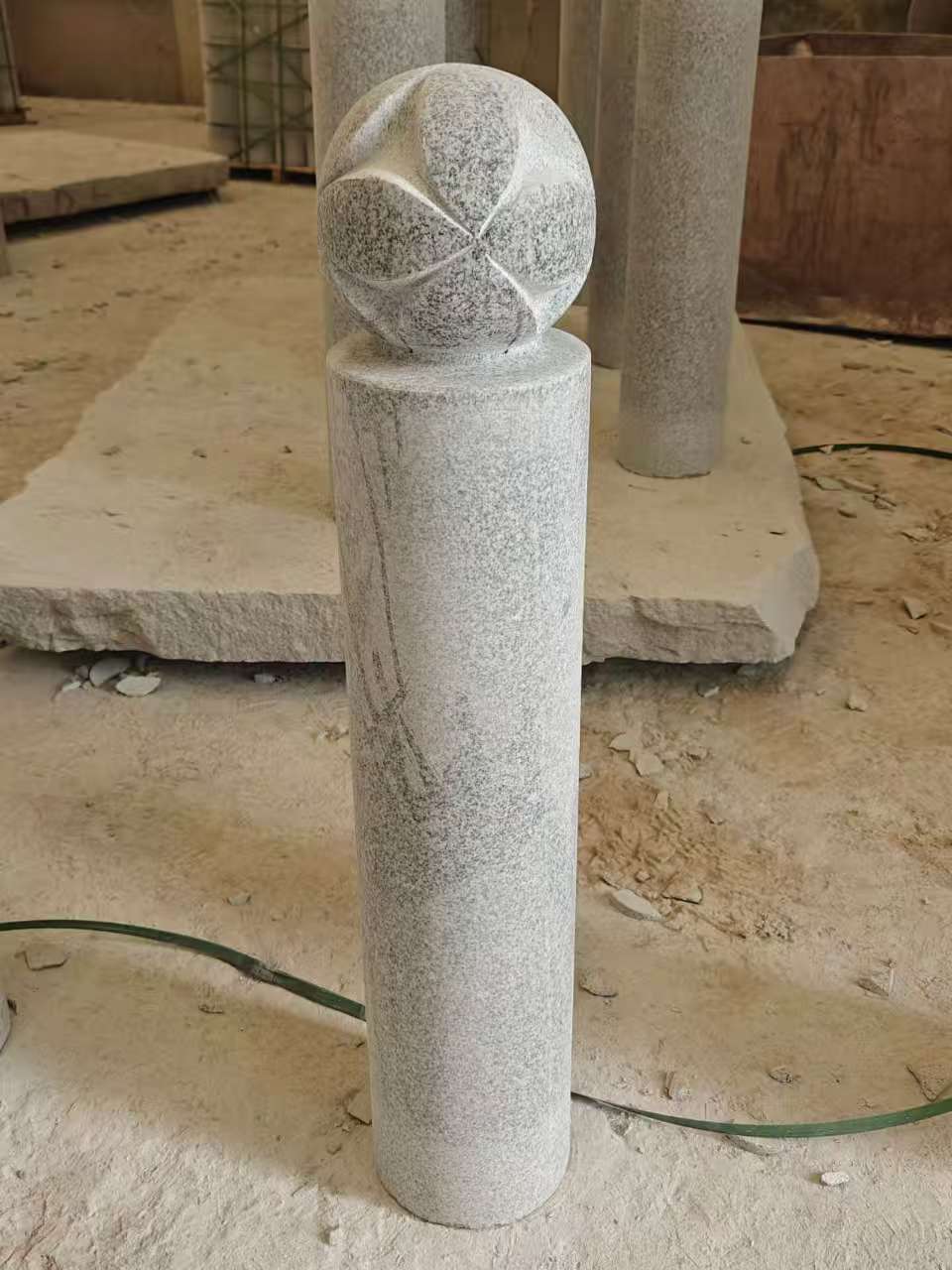 蚌埠 芝麻白花岗岩石材挡车石柱、停车柱、圆柱挡车柱、方柱挡车柱等