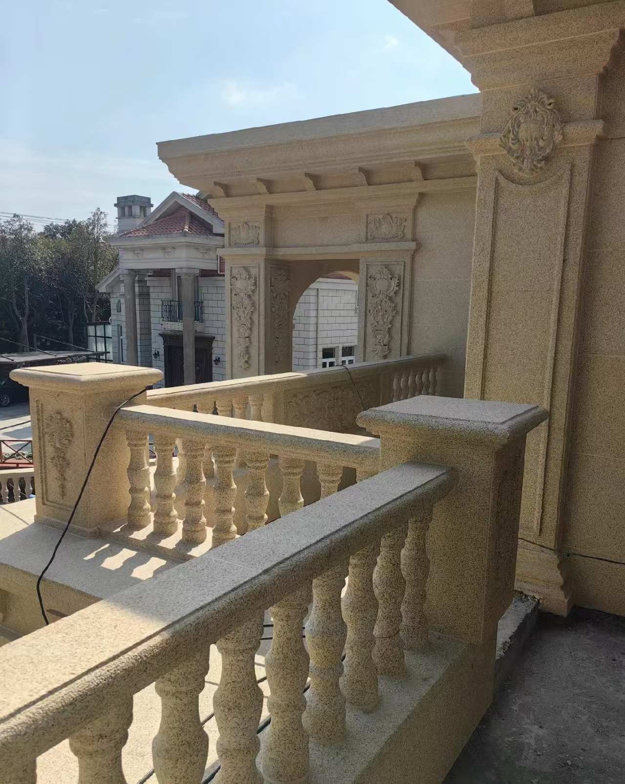 蚌埠 黄金麻别墅外墙干挂雕花配合阳台栏杆花瓶柱