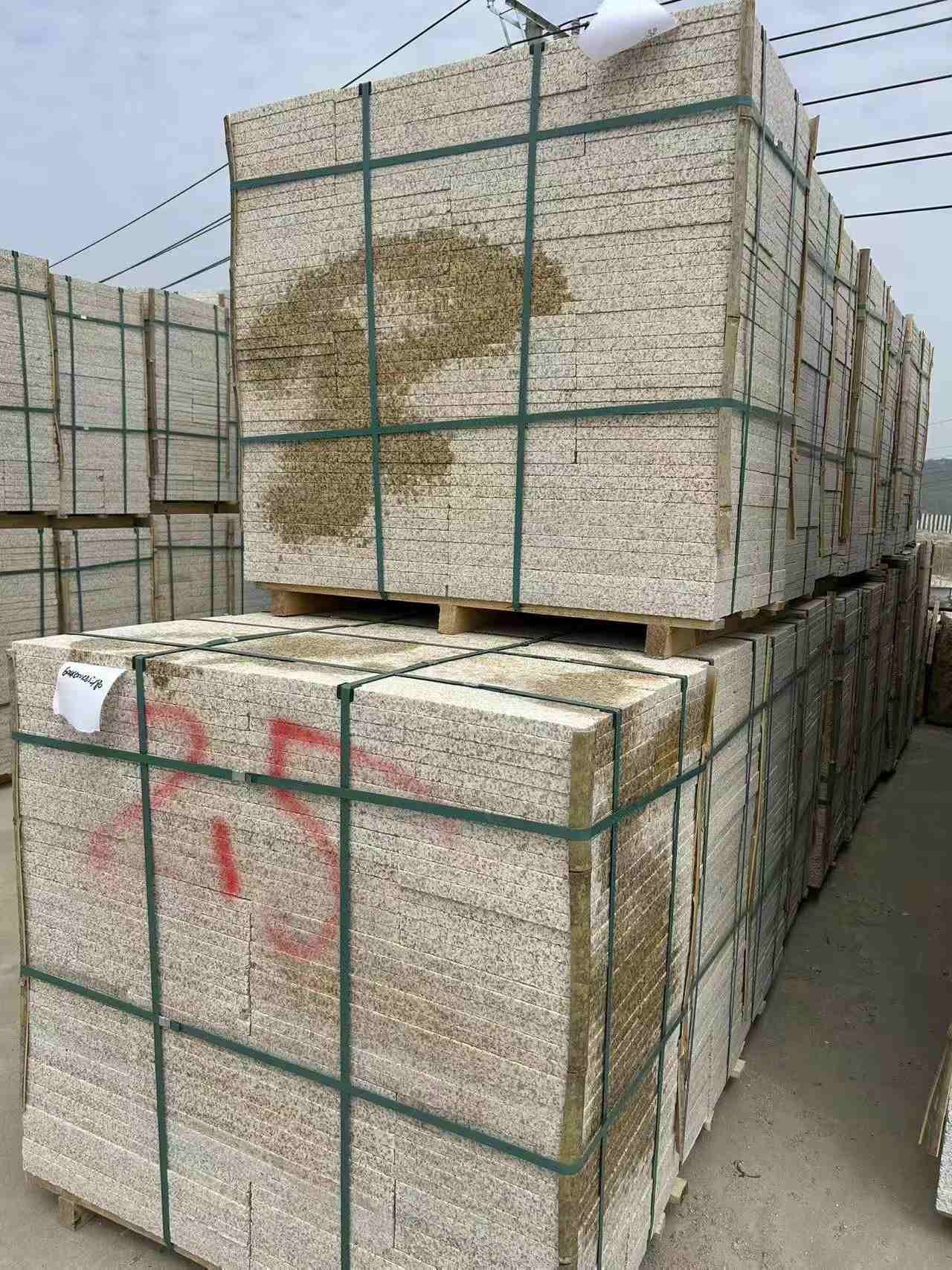 蚌埠 黄金麻花岗岩石材荔枝面地铺石2.5*300*600