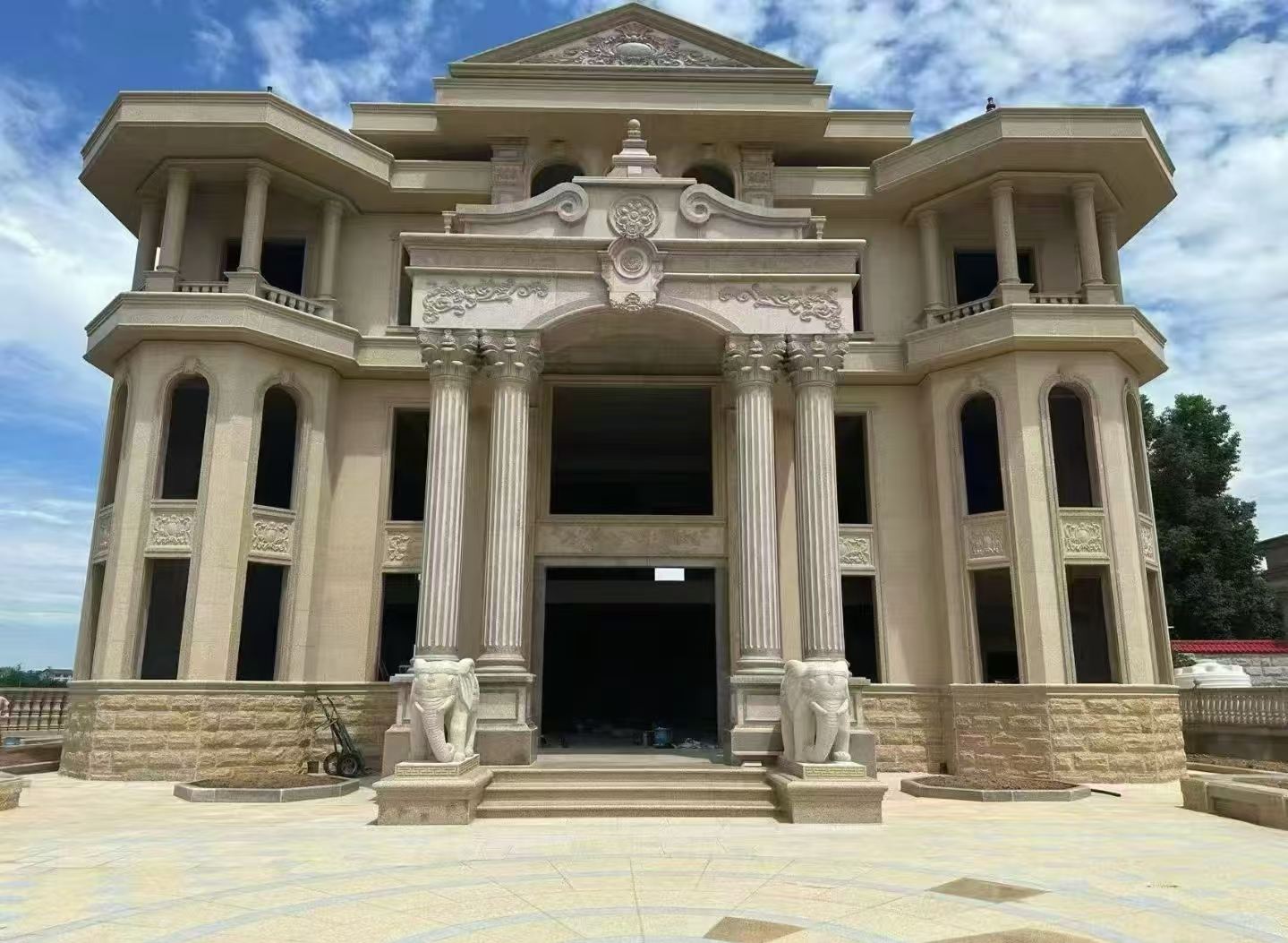 蚌埠 黄金麻别墅外墙干挂，大柱，大象，蘑菇石，雕花板